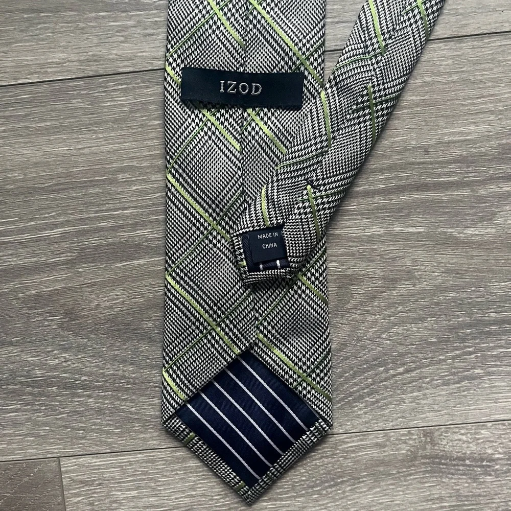 Izod Black White Green Plaid 60” Business Career Professional Men’s Neck Tie
